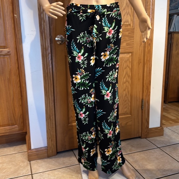 Girls Black,bright floral, flat front, pull-on lounge pants with belt. Art class - Picture 2 of 14